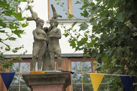 Adam and Eve at Paradiesbrunnen with flag, stone sculpture, Paradiesgasse, Paradiesplatz,