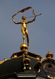 Dome with gilded bronze statue Renommée by P. Du Bois, Guildhall Au Roi d'Espagne, Grand-Place,