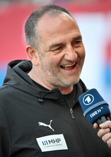 Coach coach Frank Schmidt 1. FC Heidenheim 1846 FCH portrait smiles in interview microphone micro