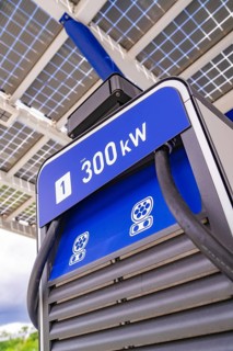 Close-up of a 300 kW charging station under solar roofs, symbols for chargers connected, ENBW