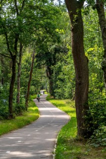 Long-distance cycle path F28, so-called Doorfietsroute, through cycle path, in the province of