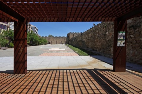 Parque Gabriel y Galan, palace, canopy with shade and wooden beams, Plasencia, Extremadura, Spain