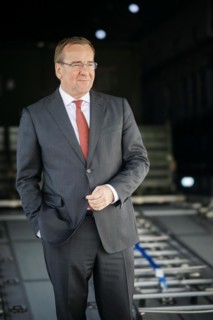 Federal Minister of Defence Boris Pistorius, SPD, bids farewell to the 20 or so soldiers of the
