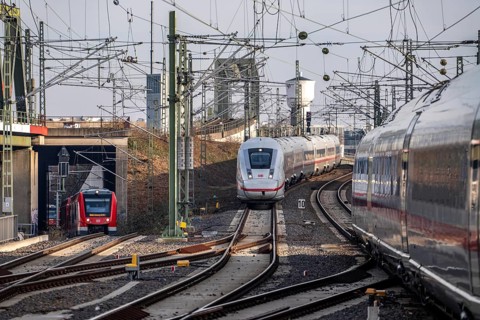 Trains on the line, platform tracks in front of Cologne-Messe/Deutz station, ICE long-distance