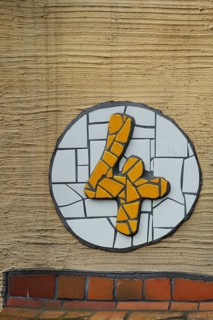 House number 4 at the Waldspirale Hundertwasserhaus, four, number, figure, yellow, white, mosaic,