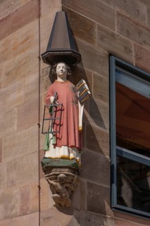 Figure of the martyr Sebaldus on a residential and commercial building, Königstr., Nuremberg,
