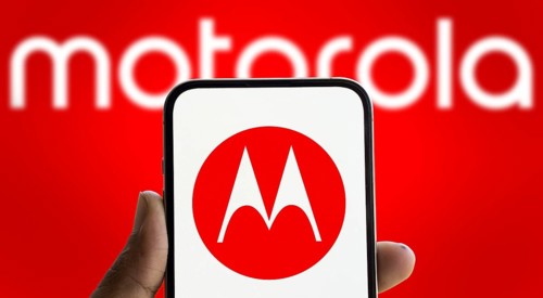 Motorola logo is displayed on smartphone.