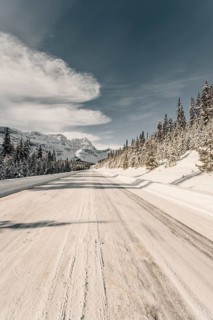 Winter road trip on the Icefields Parkway with lots of snow and ice, Banff National Park, Jasper