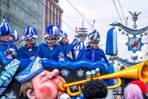 Rose Monday procession in Düsseldorf, theme floats and foot groups of the carnival societies and