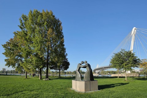 Garden of two banks with sculpture Encounter by Josef Fromm 1994 and Passerelle des Deux Rives