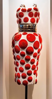 Designer fashion, exhibition of porcelain works of art in the foyer of the Mein Schiff 5 cruise