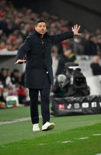 Coach Xabi Alonso Bayer 04 Leverkusen on the sidelines Gesture Gesture MHPArena, MHP Arena