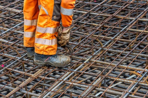 Assembly of reinforcing steel for the reinforced concrete foundation of a wind turbine, a mesh of