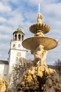 Residenzbrunnen am Residenzplatz, in the background the New Residence with tower with glockenspiel,