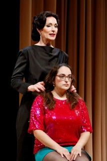 Katja Weitzenböck as Maria Callas and Rocío Reyes Romero at the photo rehearsal for Meisterklasse