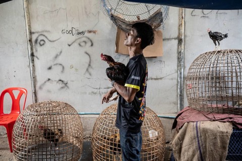 Bangkok, Thailand. February 25th 2025. Local Thai men from the Khlong Toei neighborhood in Bangkok