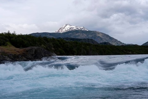Rapids at the confluence of Río Baker and Río Neff, turquoise blue glacier water, snow-capped