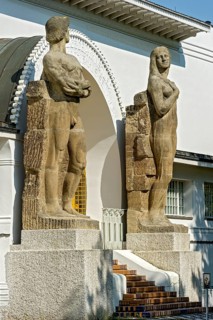 Monumental statues by Ludwig Habich and Rudolf Bosselt at the entrance portal, Ernst Ludwig House