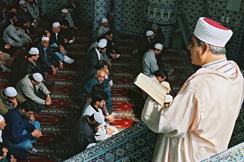 Datteln, DEU, 12.05.1995 - Muslims have gathered for Friday prayers at a mosque in Datteln,