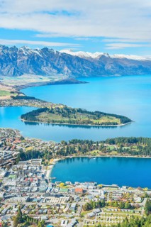 Queenstown and lake Wakatipu, high angle view, Queenstown, South Island, New Zealand