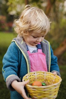 Child looking for Easter eggs, Bonn, 31.03.2024