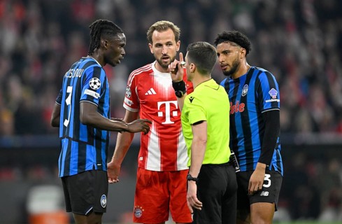 Referee Referee Benoit Bastien (FRA) in discussion with Harry Kane FC Bayern Munich FCB (09) Odilon