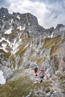 Mountaineer with helmet, ascent to the Ackerlspitze, Wilder Kaiser, Kaiser Mountains, Tyrol,