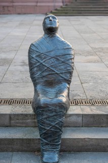 Sculpture Der Sitzende, Der Gefesselte, 2023, by the artist Maria Lehne, Kiliansplatz, Würzburg,