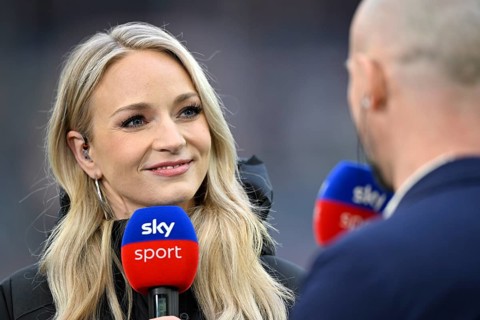 SKY presenter reporter Katharina Kleinfeldt, portrait in interview microphone micro logo with