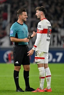 Referee Daniel Schlager in discussion with Atakan Karazor VfB Stuttgart (16) MHPArena, MHP Arena