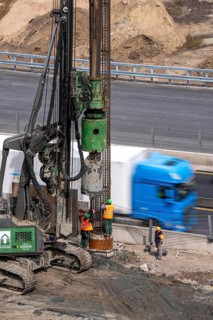 Large drilling rig for the construction of pile foundations using rotary drilling, directly on the