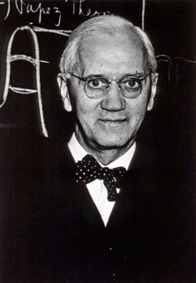 Alexander Fleming, British bacteriologist and physician. Portrait around 1940. Together with Ernst