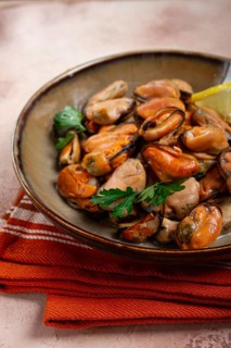 Mussels no shell, boiled, mussels, peeled, in a bowl, with lemon and parsley, Chilean mussels, top