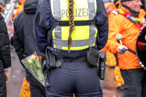 Rose Monday procession in Düsseldorf, emergency services, secure, accompany the move, policewoman