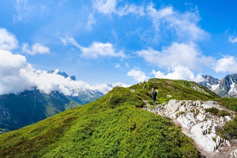 Mountaineers on a hiking trail with mountain views, hiking to the Aiguillette des Posettes,