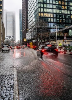 Winter, rainy weather, freezing rain, large puddle, puddle of water, in the city centre, Große