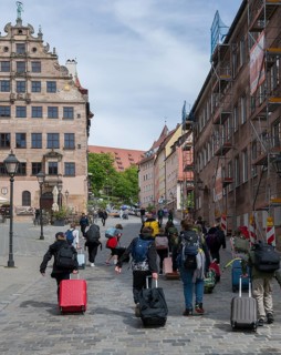 School class walks with luggage to the DJH Youth Hostel Nuremberg, Kaiserburg, Nuremberg, Middle