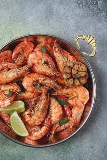 Fried king prawns, in shell, with spices, size 30/40, unpeeled shrimp, homemade, no people