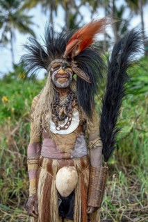 Head of tribe decorated with cassowary feathers and a bird of paradise, village Usukof, Lake