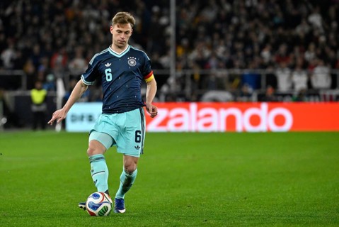 Joshua Kimmich GER (06) Action on the ball m Background perimeter advertising ZALANDO Football DFB