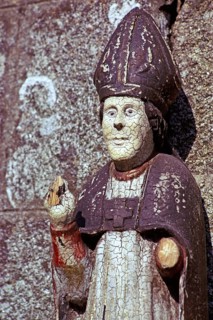 Mittelalterliche religiöse Holzskulptur eines Bischofs, Bretagne, Frankreich, Standort nicht