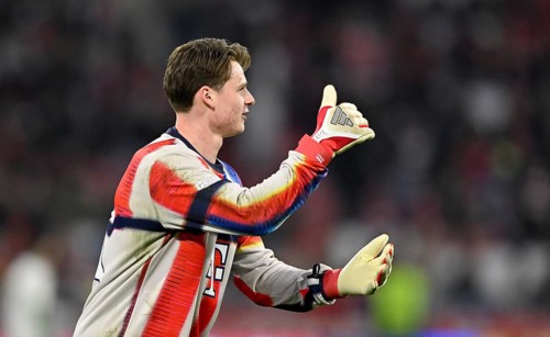 Warm-up Training Goalkeeper Jonas Urbig FC Bayern Munich FCB (40) Gesture Gesture Thumbs up Soccer