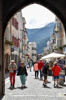 View through the gate in the Zwölferturm on the old town of Sterzing with many tourists, South