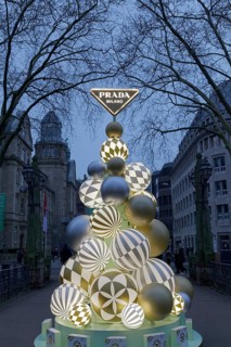 Designer Christmas tree of the Italian luxury brand Prada on a bridge over the Kö-Graben, twilight
