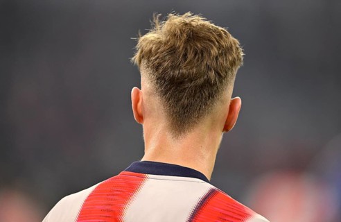 Warm-up Training Joshua Kimmich FC Bayern Munich FCB (06) portrait from behind Hairstyle Football