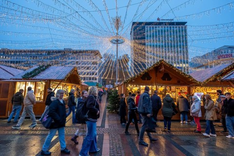 Pre-Christmas time, visitors to de, Christmas market in downtown Essen, on Kennedyplatz, the market
