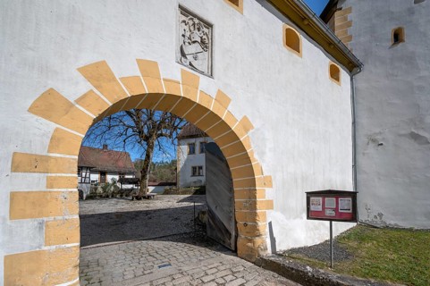 Castle entrance with coat of arms of the Aufseß family, Unteraufsess Castle, mentioned in the 11th