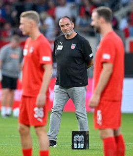 Coach Frank Schmidt 1. FC Heidenheim 1846 FCH watches his team warming up, Voith-Arena, Heidenheim,