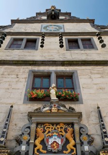 Main portal with the town coat of arms on the town hall, Weser Renaissance, Hann. Münden or