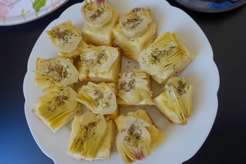 Vegetarian cuisine, artichoke hearts on flatbread, starter, antipasto, finger food, vegetables,
